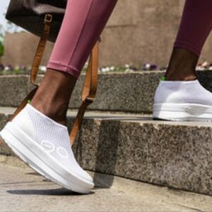 Oofos oomega white mesh sneaker recovery shoes size women's 10